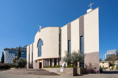 Tiran, Arnavutluk. Mart 2023. Şehrin merkezindeki St. Paul Katolik Katedrali 'nin dış görünüşü