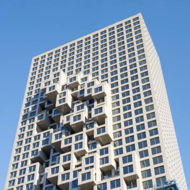 Tiran, Arnavutluk. Mart 2023. Şehir merkezinde modern bir gökdelen.