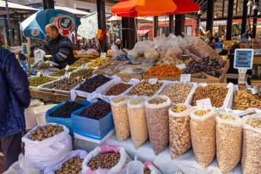 Tiran, Arnavutluk. Mart 2023 'te şehir merkezindeki Pazari Ri' nin kapalı pazarındaki tezgahların görüntüsü