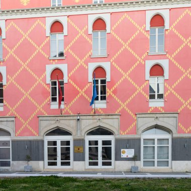 Tiran, Arnavutluk. Mart 2023, Altyapı ve Enerji Bakanlığı 'nın şehir merkezindeki dış görünümü