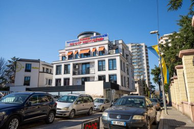 Tiran, Arnavutluk. Mart 2023 'te şehir merkezindeki Uluslararası Türk Hastanesi' nin dış görünümü