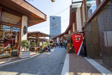 Tiran, Arnavutluk. Mart 2023 'te şehir merkezindeki Tiran şatosundaki dükkanlar, barlar ve restoranlar