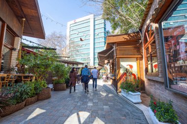 Tiran, Arnavutluk. Mart 2023 'te şehir merkezindeki Tiran şatosundaki dükkanlar, barlar ve restoranlar