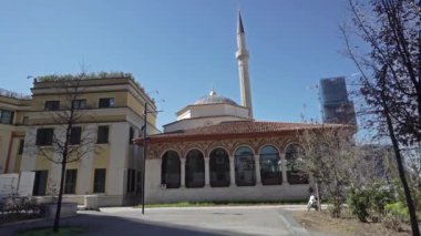 Tiran, Arnavutluk. Mart 2023. Bej Camii ve Tiran Saat Kulesi de şehir merkezinde.