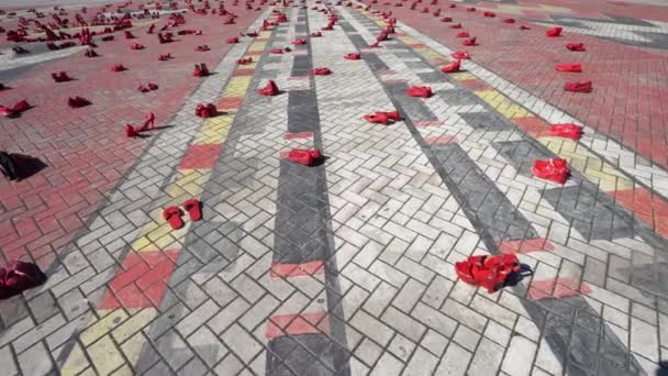 阿尔巴尼亚地拉那 2023年3月3月8日 国际妇女节 市中心特雷莎修女广场的红鞋艺术设施 — 图库视频影像