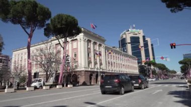Tiran, Arnavutluk. Mart 2023. Şehir merkezinde Deshmoret ve Kombit Bulvarı 'ndaki hükümet binası.