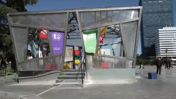 Тирана Албания Март 2023 Года Инсталляция Tok Площади Скендербедж Молодежное — стоковое видео