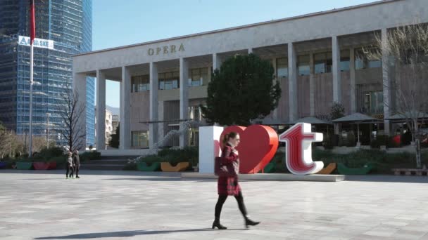 アルバニアのティラナ 3月20日市内中心部のSkenderbej広場のティラナ国立歌劇場とバレエの外観 — ストック動画