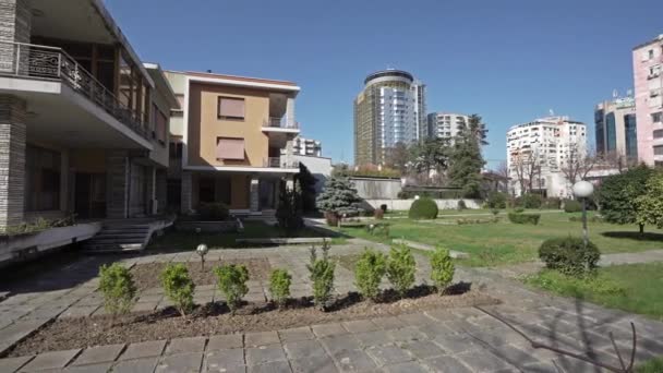 阿尔巴尼亚地拉那 2023年3月前共产党独裁者Enver Hoxha在市中心别墅的外部视图 — 图库视频影像
