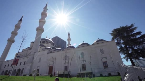 Tirana Albania Marzo 2023 Vista Panorámica Nueva Mezquita Centro Ciudad — Vídeo de stock