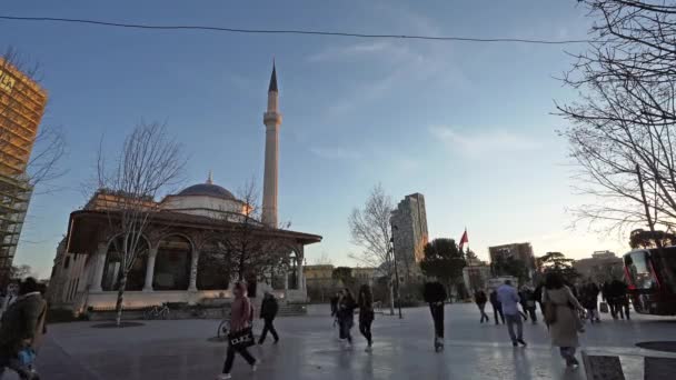 阿尔巴尼亚地拉那 2023年3月市中心Skenderbej广场Et Hem Bej清真寺的外部视图 — 图库视频影像
