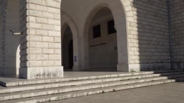 Tiran, Arnavutluk. Mart 2023 Tiran Üniversitesi 'nin şehir merkezindeki politeknik binası.