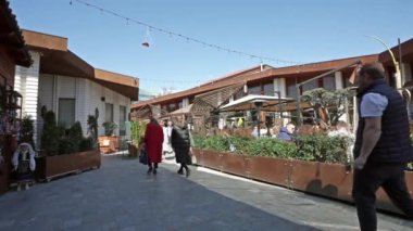 Tiran, Arnavutluk. Mart 2023 'te şehir merkezindeki Tiran şatosundaki dükkanlar, barlar ve restoranlar