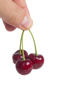 Bazı taze kirazlar şeffaf bir yüzeyde izole edilmiş.