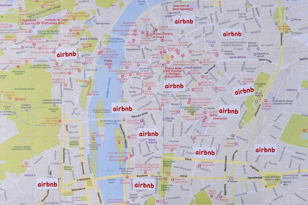 ヨーロッパの都市の地図上のAirbnbの個人宿泊施設の場所 — ストック写真