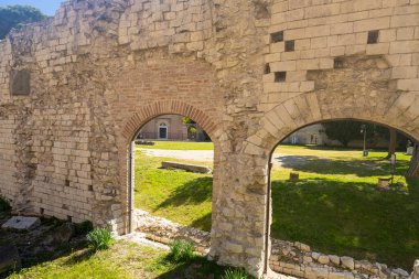 Padua, İtalya. Nisan 2023. Şehir merkezindeki Arena bahçelerindeki antik Roma duvarları.