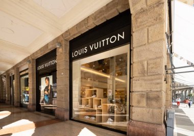 Padua, İtalya. Nisan 2023. Şehir merkezindeki Louis Vuitton marka mağazasının dış görüntüsü.