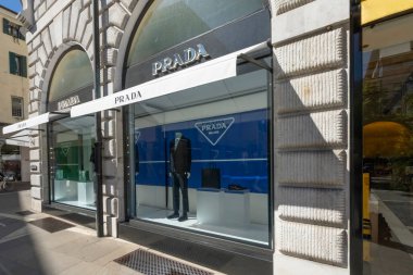 Padua, İtalya. Nisan 2023. Şehir merkezindeki Prada marka mağazasının dış görüntüsü.