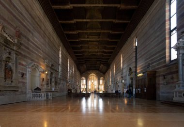 Padua, İtalya. Nisan 2023, Eremitani Kilisesi 'nin şehir merkezindeki iç görüşü.