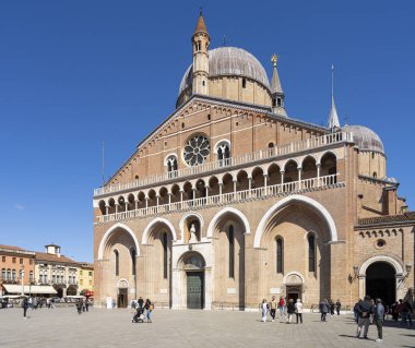 Padua, İtalya. Nisan 2023, San Antonio Bazilikası 'nın dış görünüşü şehir merkezinde.