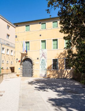 Padua, İtalya. Nisan 2023, tıp ve botanik tarihi kütüphanesinin şehir merkezindeki dış görüntüsü.