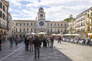 Padua, İtalya. Nisan 2023 Lordlar Meydanı şehir merkezinde panoramik manzara