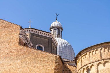 Padua, İtalya. Nisan 2023. Padua, İtalya. Nisan 2023. Şehir merkezindeki Santa Maria Assunta Katedral Bazilikası 'nın dış görünüşü