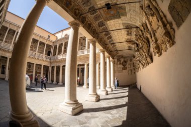 Padua, İtalya. Nisan 2023 Palazzo Bo 'nun iç avlusu, Padua Üniversitesi' nin merkezi.