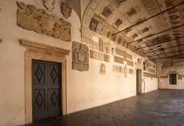 Padua, İtalya. Nisan 2023 Palazzo Bo 'nun iç avlusu, Padua Üniversitesi' nin merkezi.