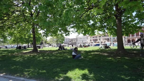 Padova Itálie Dubna 2023 Lidé Odpočívají Stínu Stromů Náměstí Prato — Stock video