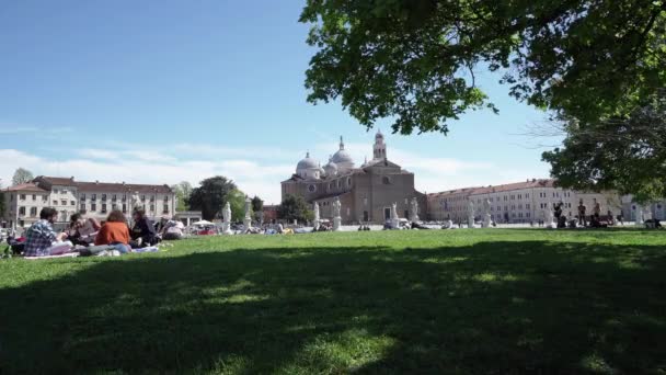 Pádua Itália Abril 2023 Pessoas Descansam Sombra Das Árvores Praça — Vídeo de Stock