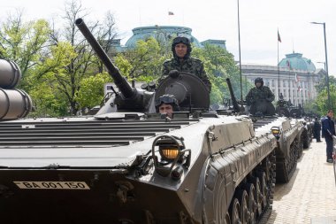 Sofya, Bulgaristan. 6 Mayıs 2023. Gergiovden Geçit Töreni, Aziz George Günü ve Bulgar Ordusu Günü için zırhlı araçlar dizildi.
