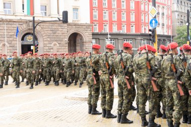 Sofya, Bulgaristan. 6 Mayıs 2023. Askerler, Aziz George Günü ve Bulgar Ordusu bayramı için sıraya girdiler
