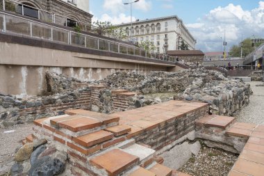 Sofya, Bulgaristan. Mayıs 2023, şehir merkezindeki Serdica arkeolojik sahasındaki antik harabelerin dış görünümü