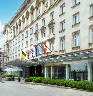 Sofya, Bulgaristan. Mayıs 2023 Sofya Hotel Balkan 'ın şehir merkezindeki dış cephesi.