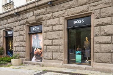 Sofya, Bulgaristan. Mayıs 2023, Hugo Boss 'un şehir merkezindeki lüks mağazasının dış görüntüsü.