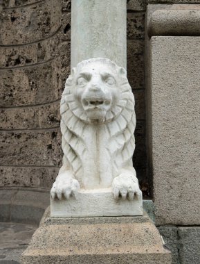Sofya, Bulgaristan. Mayıs 2023 'te şehir merkezindeki Saint Domenica Ortodoks Katedrali' nin girişindeki aslan heykeli.