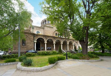 Sofya, Bulgaristan. Mayıs 2023 'te şehir merkezindeki Saint Domenica Ortodoks Katedrali' nin dış görünüşü