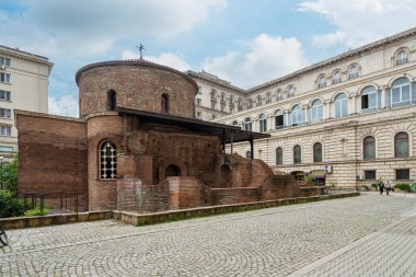 Sofya, Bulgaristan. Mayıs 2023. St. George Kilisesi 'nin manzarası ve tarihi ve arkeolojik rezerv Serdika - Şehir merkezinde kazı alanı