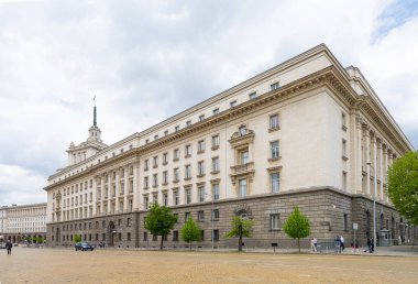 Sofya, Bulgaristan. Mayıs 2023, şehir merkezindeki ulusal meclis binasının dış görünümü