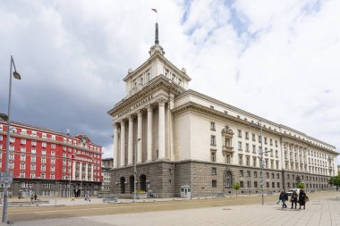 Sofya, Bulgaristan. Mayıs 2023, şehir merkezindeki ulusal meclis binasının dış görünümü