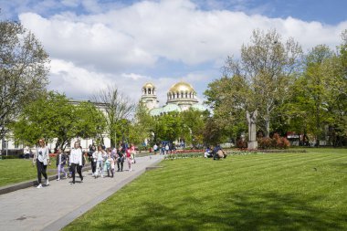 Sofya, Bulgaristan. Mayıs 2023. Aziz Kl. Arka planda Alexander Nevsky Katedrali 'nin kubbeleri olan Ohridski bahçeleri