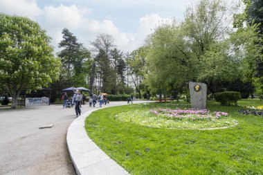 Sofya, Bulgaristan. Mayıs 2023 'te şehir merkezindeki Knyazheska bahçesinde yürüyen insanlar var.