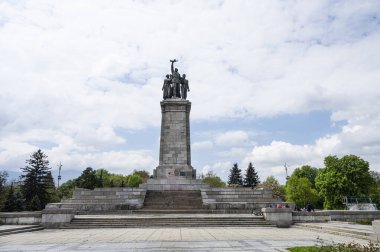 Sofya, Bulgaristan. Mayıs 2023. Şehir merkezindeki bir parktaki Sovyet Ordusu Anıtı 'nın panoramik görüntüsü