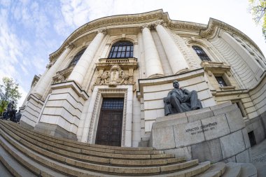 Sofya, Bulgaristan. Mayıs 2023. Şehir merkezindeki tarihi Sofya Üniversitesi binasının dış cephesi.