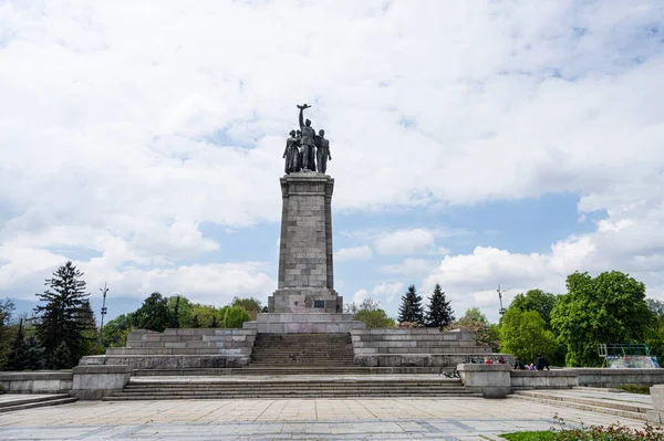 ブルガリアのソフィア 2023年5月 街の中心部の公園でソ連軍への記念碑のパノラマビュー — ストック写真