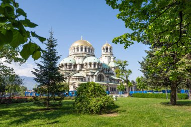 Sofya, Bulgaristan. Mayıs 2023, Alexander Nevsky Katedrali 'nin şehir merkezindeki dış panoramik görüntüsü.