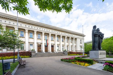 Sofya, Bulgaristan. Mayıs 2023. Şehir merkezindeki Ulusal Kütüphane binasının dış görünüşü