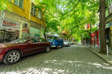 Sofya, Bulgaristan. Mayıs 2023 'te şehrin tarihi merkezindeki tipik bir caddenin görüntüsü