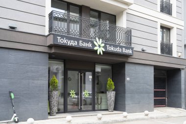 Sofya, Bulgaristan. Mayıs 2023. Tokuda Bank 'ın şehir merkezindeki şubesinin dış görüntüsü